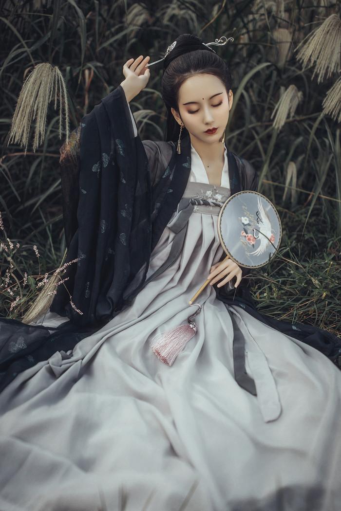 悬崖上的古装汉服美女,youtube上中国传统汉服美女