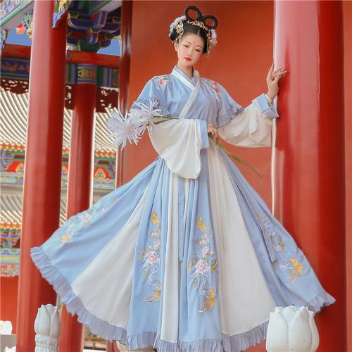 汉服是中国传统服饰中的一种，起源于汉朝，发展于唐朝，至今已经有二千多年的历史。作为一名汉服爱好者，我非常喜欢汉服的独特之处和优雅的设计。在本文中，我将介绍一下汉服的两种风格——唐制和明制，并设想一场别开生面的汉服走秀活动。