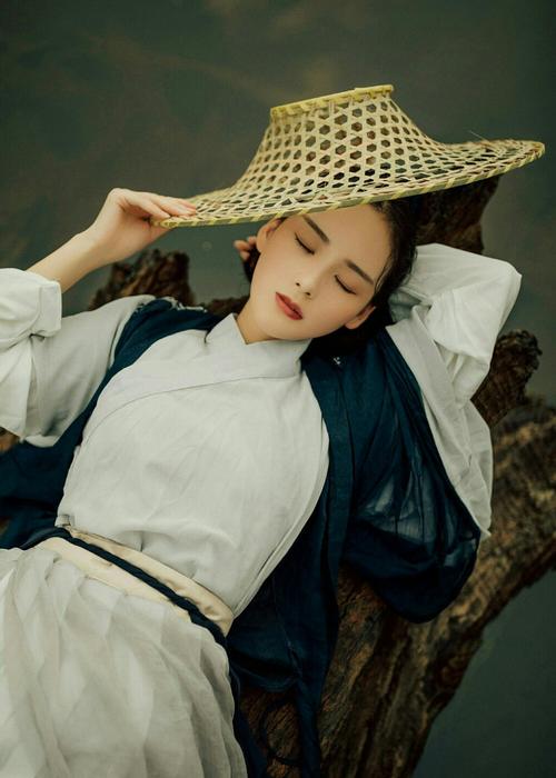 小女孩羊绒明制汉服：传承经典，展示个性
