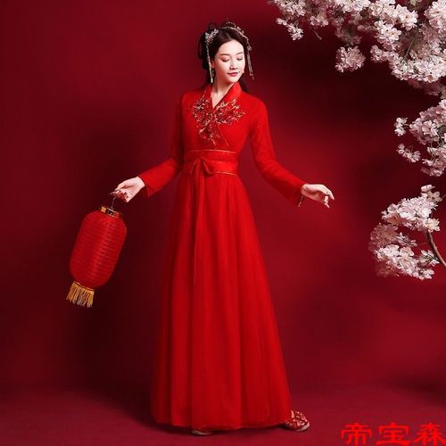 红衣银钗，红袖添香。红色，是汉服中最具代表性的颜色之一，也是最受喜爱的一种色彩。它象征着喜庆、热情和祥瑞。作为一名汉服爱好者，我深深地被红色的魅力所吸引。红色融入汉服之中，使得衣袍更加华丽，令人心旷神怡。