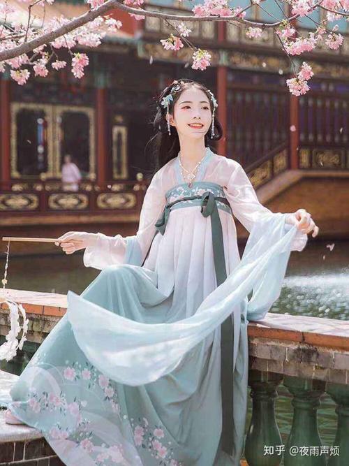悬崖上的古装汉服美女,youtube上中国传统汉服美女